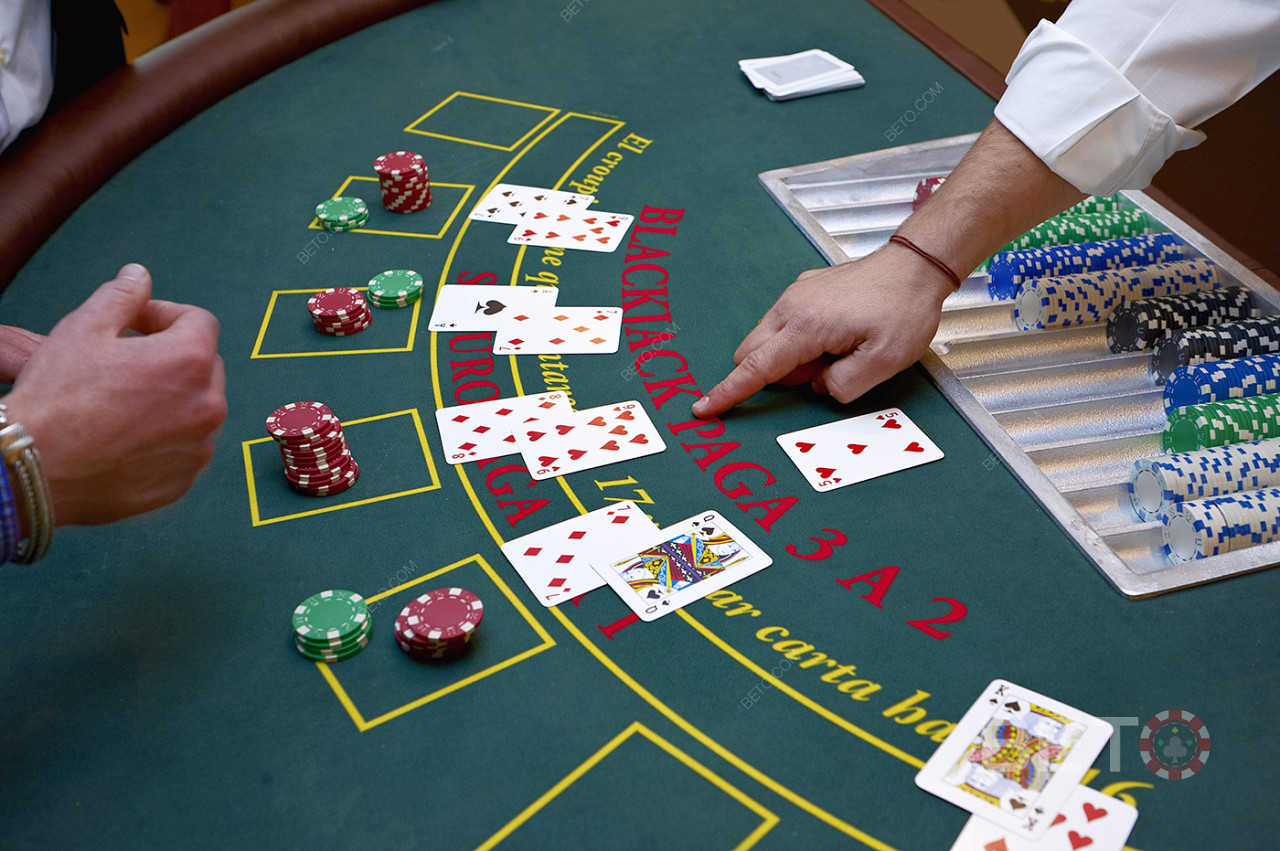Limity zakładów i zasady dotyczące sytuacji, gdy dealer stoi, są takie same w blackjacku na żywo online.