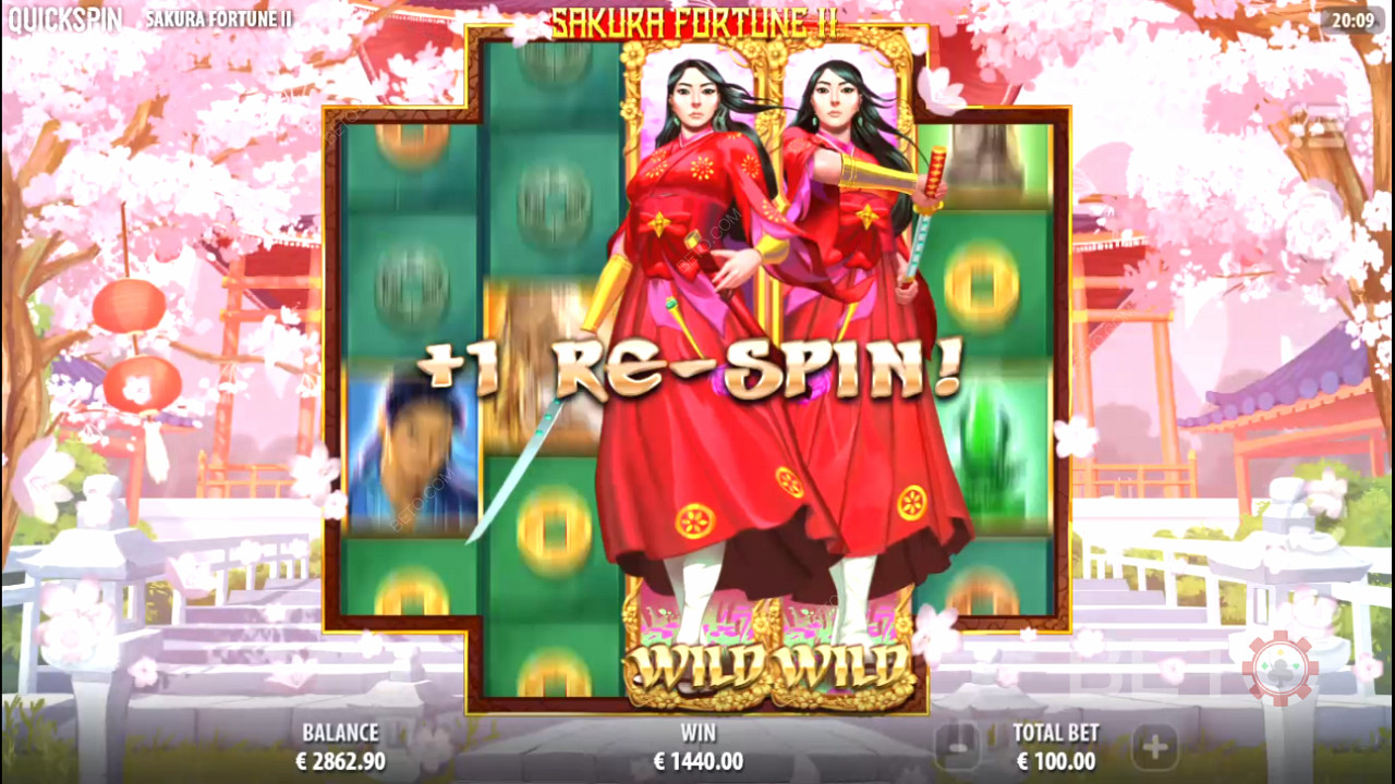 Ciesz się Re-Spins po wylądowaniu w pełni Stacked Sakura Wilds na bębnach.
