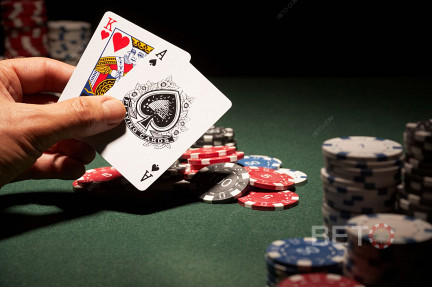 Wszystko, co musisz wiedzieć o pokerze online w 2022 roku